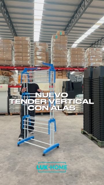 Depósito de la fábrica con tenders verticales